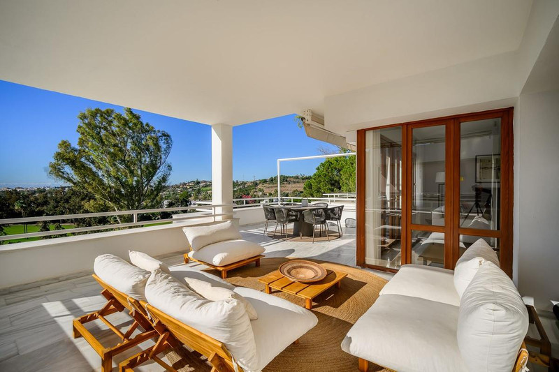 Luxury Mid-Floor Apartment for Sale in Marbella – Prime Location