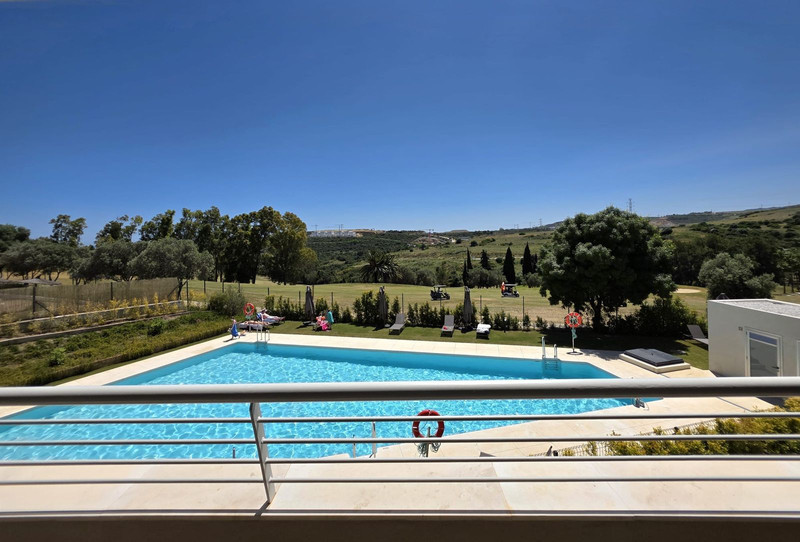 Elegant Mid-Floor Apartment for Long-Term Rent in Estepona