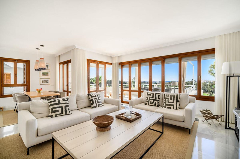 Luxury Mid-Floor Apartment for Sale in Marbella – Prime Location