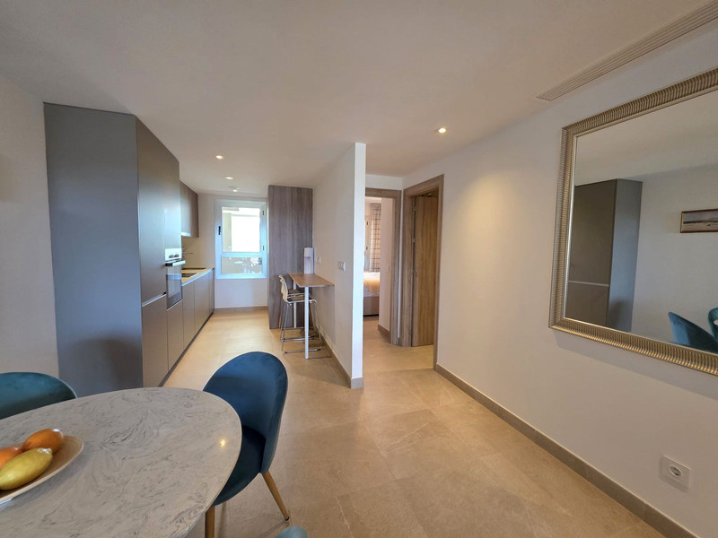 Elegant Mid-Floor Apartment for Long-Term Rent in Estepona