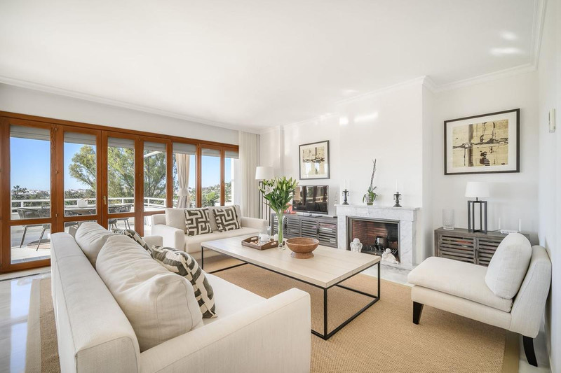 Luxury Mid-Floor Apartment for Sale in Marbella – Prime Location