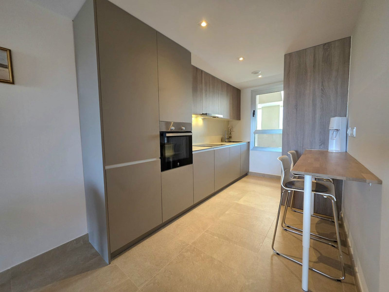 Elegant Mid-Floor Apartment for Long-Term Rent in Estepona