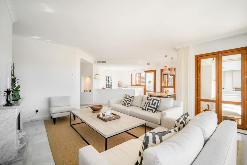 Luxury Mid-Floor Apartment for Sale in Marbella – Prime Location