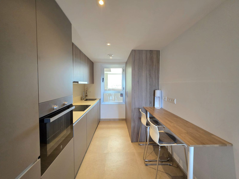 Elegant Mid-Floor Apartment for Long-Term Rent in Estepona