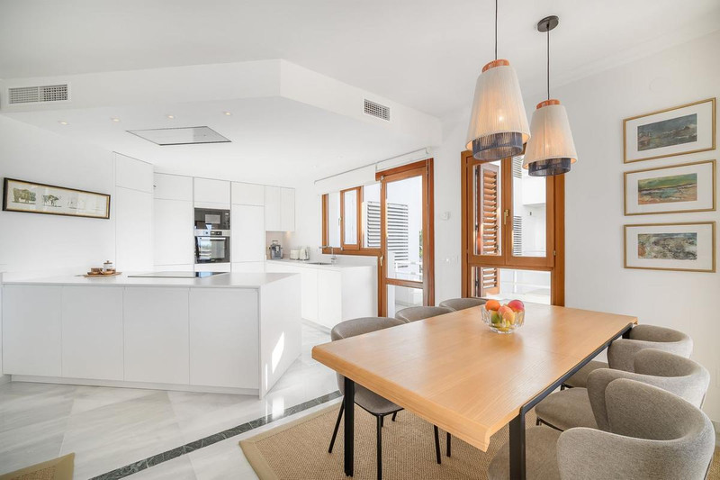 Luxury Mid-Floor Apartment for Sale in Marbella – Prime Location