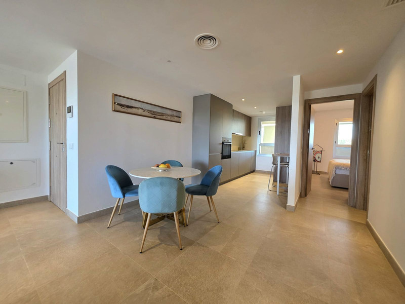 Elegant Mid-Floor Apartment for Long-Term Rent in Estepona