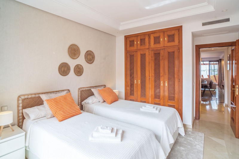 Stunning Mid-Floor Apartment for Long-Term Rental in Estepona