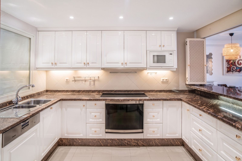Stunning Mid-Floor Apartment for Long-Term Rental in Estepona