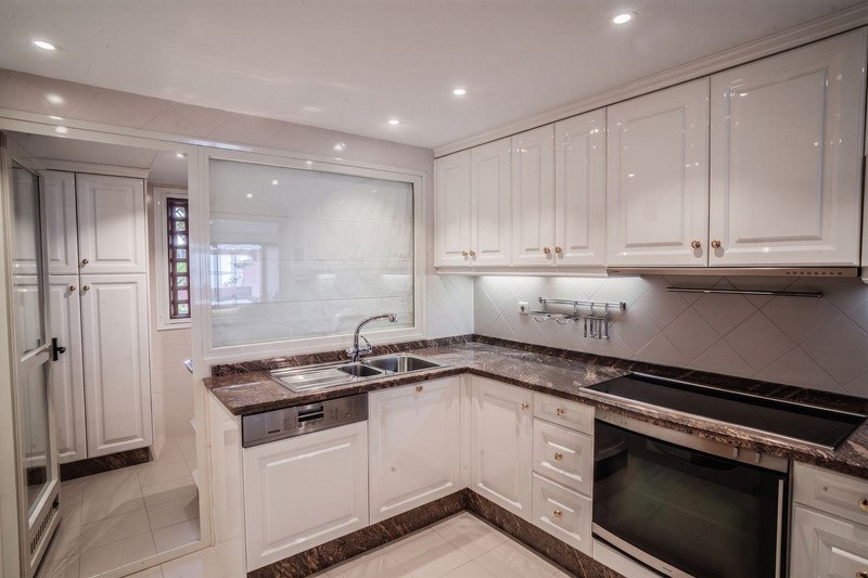 Stunning Mid-Floor Apartment for Long-Term Rental in Estepona