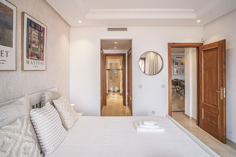 Stunning Mid-Floor Apartment for Long-Term Rental in Estepona