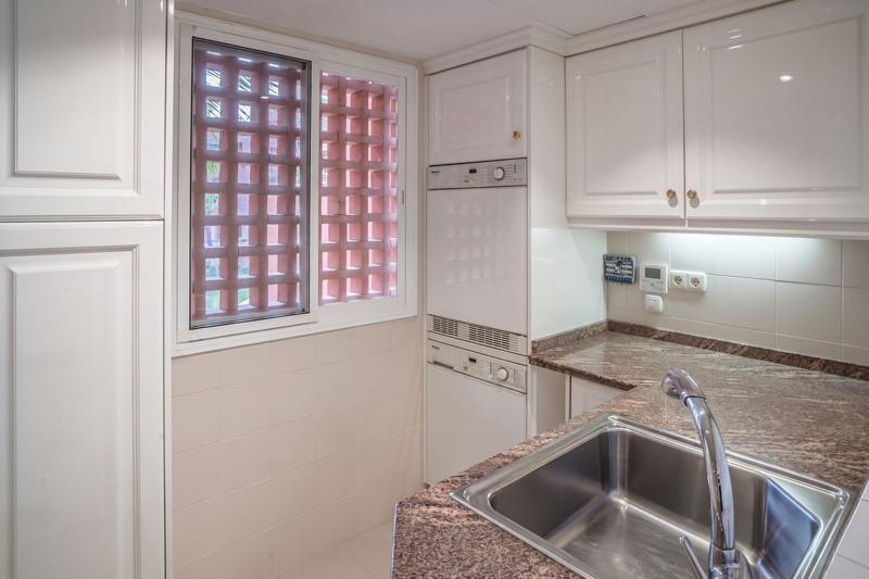 Stunning Mid-Floor Apartment for Long-Term Rental in Estepona
