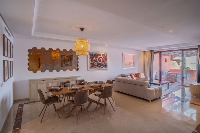 Stunning Mid-Floor Apartment for Long-Term Rental in Estepona