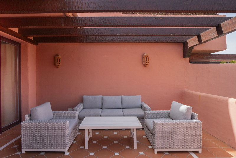 Stunning Mid-Floor Apartment for Long-Term Rental in Estepona