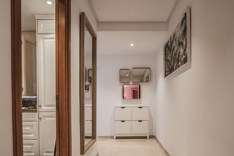 Stunning Mid-Floor Apartment for Long-Term Rental in Estepona