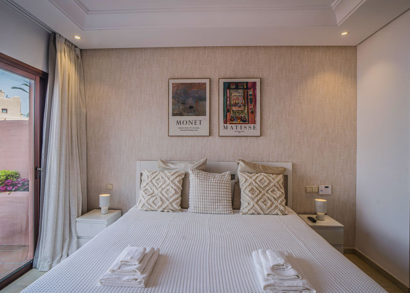 Stunning Mid-Floor Apartment for Long-Term Rental in Estepona