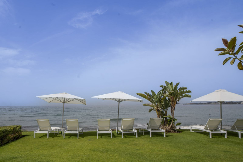 Stunning Mid-Floor Apartment for Long-Term Rental in Estepona