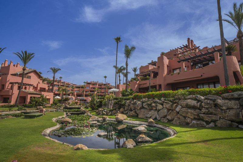 Stunning Mid-Floor Apartment for Long-Term Rental in Estepona