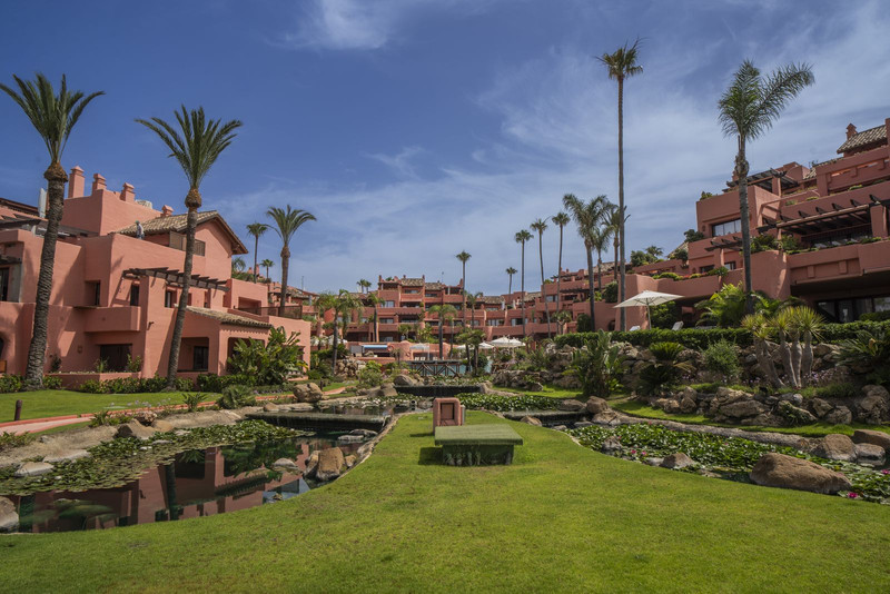Stunning Mid-Floor Apartment for Long-Term Rental in Estepona