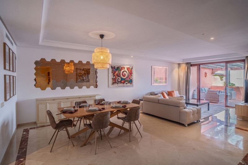 Stunning Mid-Floor Apartment for Long-Term Rental in Estepona