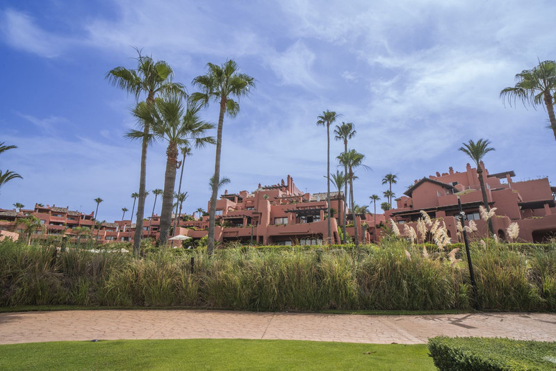 Stunning Mid-Floor Apartment for Long-Term Rental in Estepona