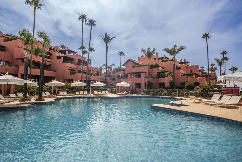 Stunning Mid-Floor Apartment for Long-Term Rental in Estepona