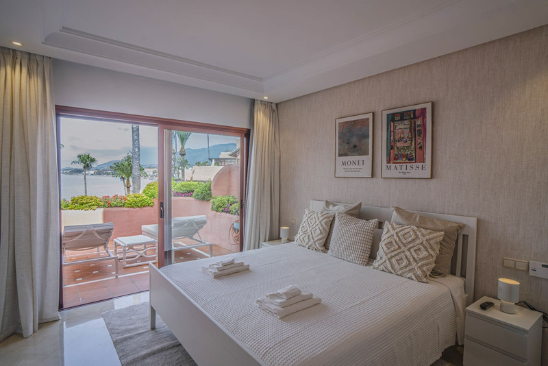 Stunning Mid-Floor Apartment for Long-Term Rental in Estepona