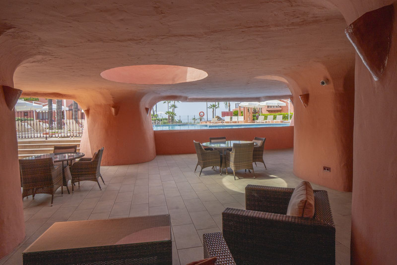 Stunning Mid-Floor Apartment for Long-Term Rental in Estepona