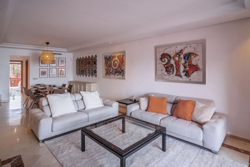 Stunning Mid-Floor Apartment for Long-Term Rental in Estepona