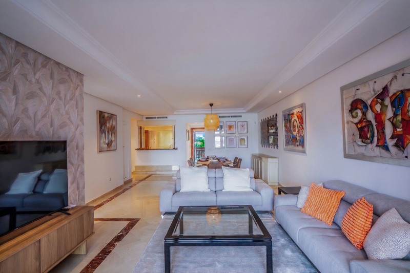 Stunning Mid-Floor Apartment for Long-Term Rental in Estepona
